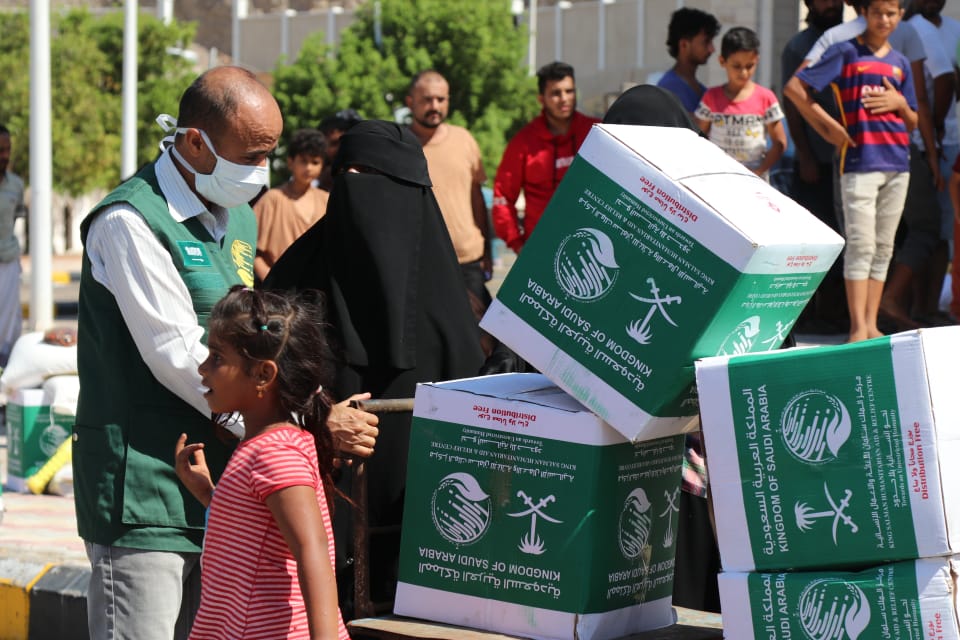 مركز الملك سلمان للإغاثة يواصل تقديم العون الاغاثي بعدن