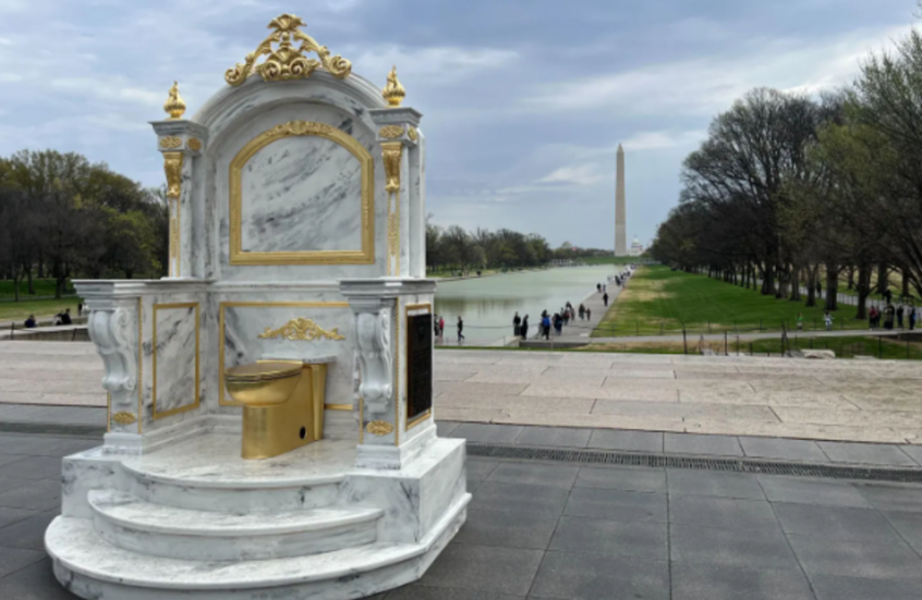 مرحاض “ذهبي” نصب في واشنطن.. عمل ينتقد ترامب