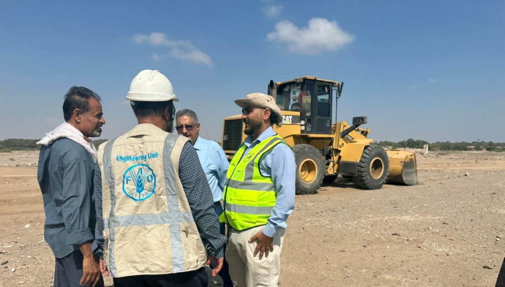 بتوجيه من الوزير السقطرى .. تسليم موقع اعادة تأهيل مزرعة وادي خير بلحج المقدرة 300 فدان للجهة المنفذة