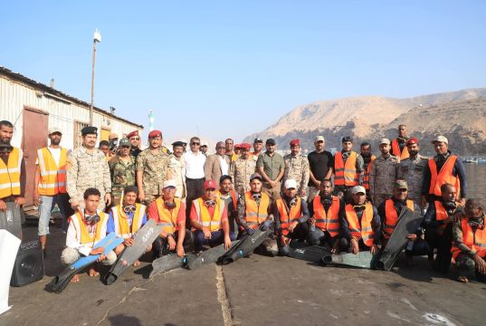 قوات خفر السواحل بحضرموت تطلق مبادرة لتنظيف حوض ميناء المكلا تستمر ثلاثة أيام