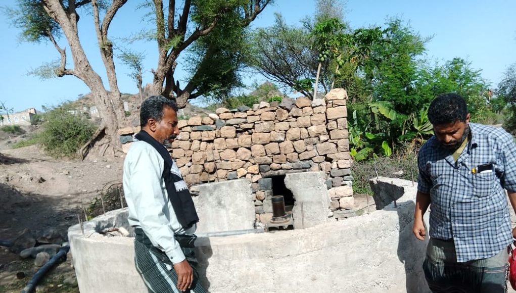 مدير الموارد المائية بالمسيمير بلحج يوقف بئرا مخالف في حبيل حنش ويحذر من الحفر العشوائي