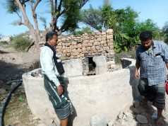 مدير الموارد المائية بالمسيمير بلحج يوقف بئرا مخالف في حبيل حنش ويحذر من الحفر العشوائي