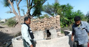 مدير الموارد المائية بالمسيمير بلحج يوقف بئرا مخالف في حبيل حنش ويحذر من الحفر العشوائي