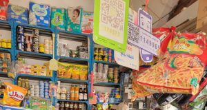 مكتب الصناعة بالمنصورة يضبط منتجات ضارة للأطفال ويحرر مخالفات لعدد من التجار