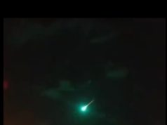 جسم مشتعل يمر على سماء محافظة لحج والضالع ..والفلكي ” المطري ” يوضح نوعية الجسم