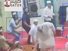 بالفيديو : ثعبان كبير يداهم المصلين داخل المسجد أثناء ادائهم الصلاة