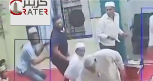 بالفيديو : ثعبان كبير يداهم المصلين داخل المسجد أثناء ادائهم الصلاة