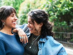 كيف يمكن للضحك أن يفيد صحة الأمعاء؟