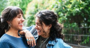 كيف يمكن للضحك أن يفيد صحة الأمعاء؟