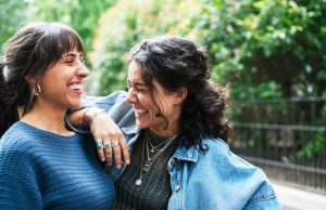 كيف يمكن للضحك أن يفيد صحة الأمعاء؟