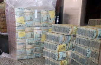 اقتصاد بلا سيولة.. تحذيرات من انهيار وشيك يهدد رواتب آلاف الموظفين في مناطق الشرعية