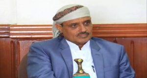 صراع الأجنحة الحوثية يطفو للسطح في صنعاء.. قيادي بارز يكشف إقصاءه ومنعه من دخول مكاتبه