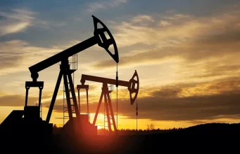 أسعار النفط تهوي 10% مع اقتراب اتفاق واشنطن وطهران على إنهاء الحرب.