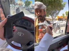 بائع متجول للأسلحة النارية في شوارع صنعاء يثير استغراب المغردين