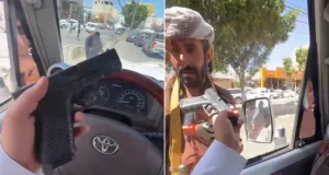 بائع متجول للأسلحة النارية في شوارع صنعاء يثير استغراب المغردين