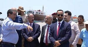 وزير النقل يزور ميناء المخا ويؤكد دعم إعادة تأهيله