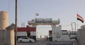أمن المهرة يضبط مطلوباً بقضية قتل ويتسلم متهمين بالابتزاز الإلكتروني من شبوة