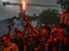 بالفيديو: ظنوا أنها حافلة ريال مدريد .. جماهير برشلونة تهاجم حافلة الفريق قبل الكلاسيكو!