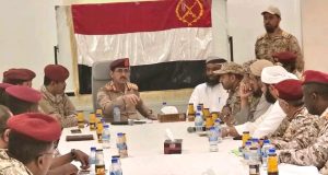 وزير الدفاع يعقد اجتماعاً موسعاً بقيادة المنطقة الأولى بسيئون