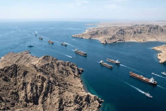 غرفة الشحن الدولية تعلن الحل البديل لمضيق هرمز عبر البر للجزيرة العربية غير كافي