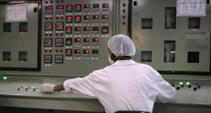 إيران تهدد برفع تخصيب اليورانيوم إلى 90%