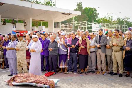 المئات بينهم مسؤولين وقيادات يصلون على فقيد الوطن «مقبل» في ساحة العروض بعدن