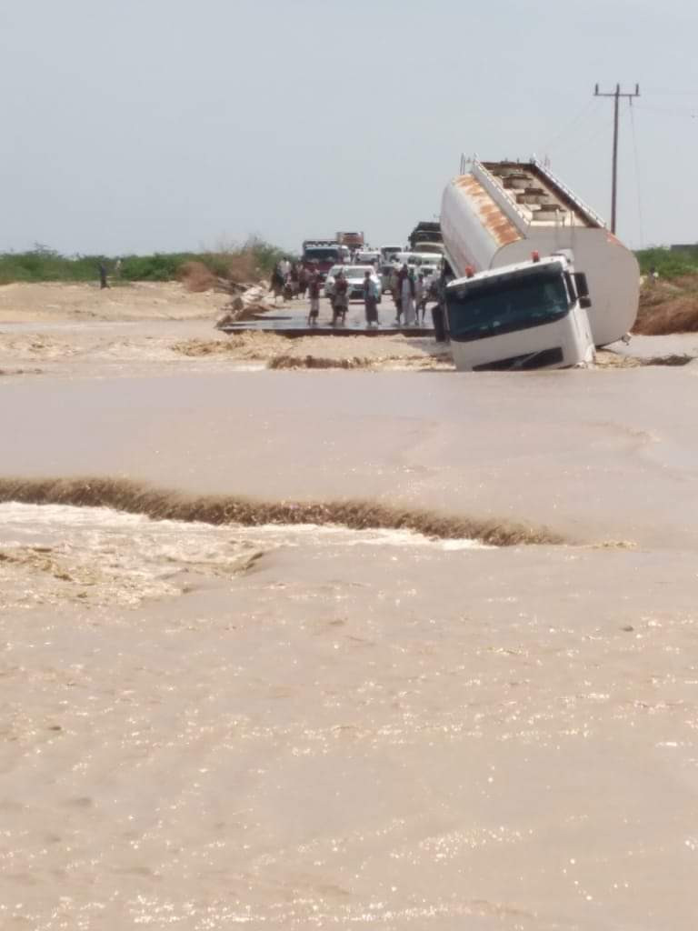 السيول تجرف ناقلة نفط وتقطع الخط الدولي بين الساحل والوادي