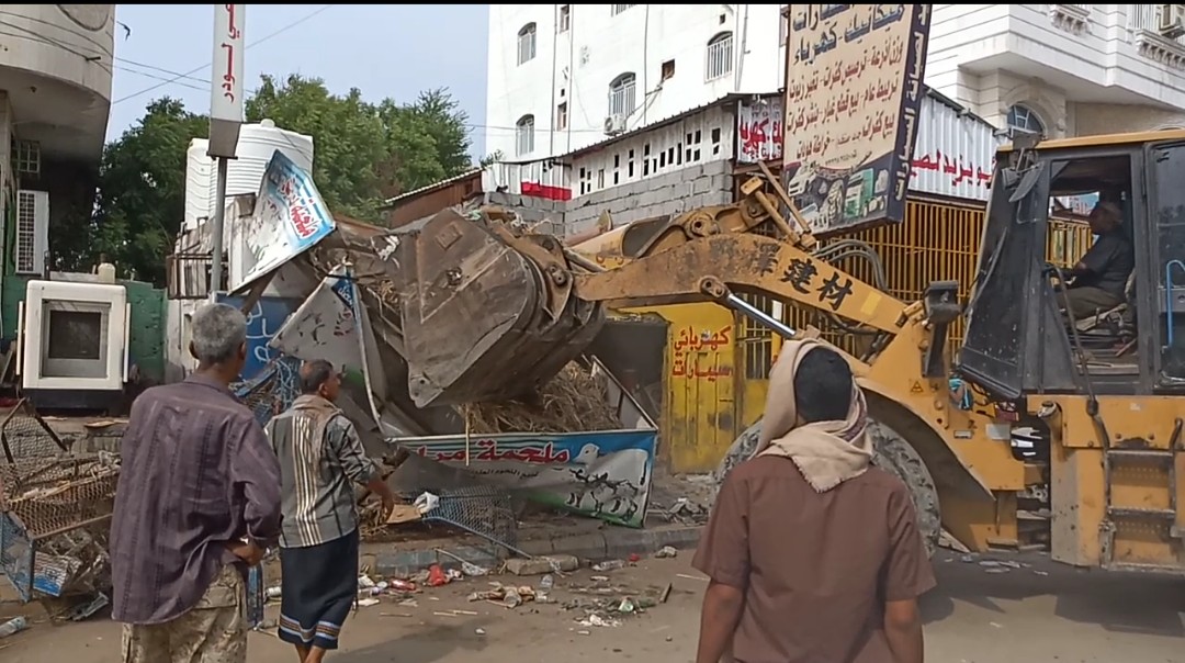 في يومها السابع من الحملة .. مدير عام المنصورة يشرف على أعمال حملة إزالة العشوائيات والعوائق