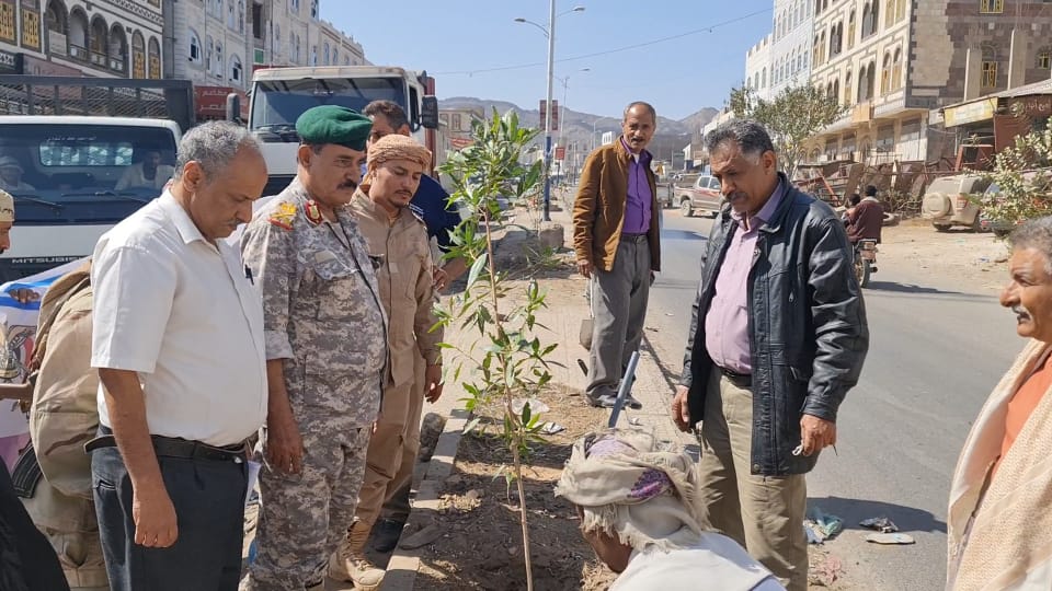 برعاية وزير المياه محافظ الضالع يدشن حملة التشجير بالشارع العام للمحافظة