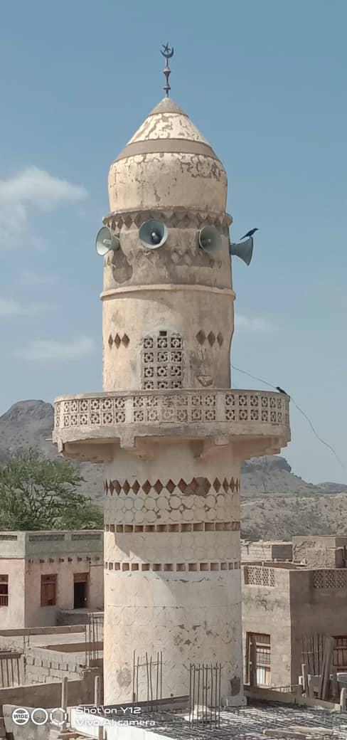 مسجد السنة التاريخي بمسيمير لحج يحتاج الى صيانة وترميم وسكان المديرية يوجهون مناشدة