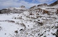 الثلوج تكسو جبل النبي شعيب بمديرية بني مطر 