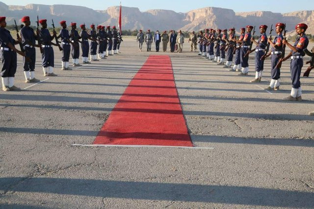 نشطاء يصفون أستقبال المقدشي بشكل رسمي عبر حرس الشرف والسجادة الحمراء بالسخيفة