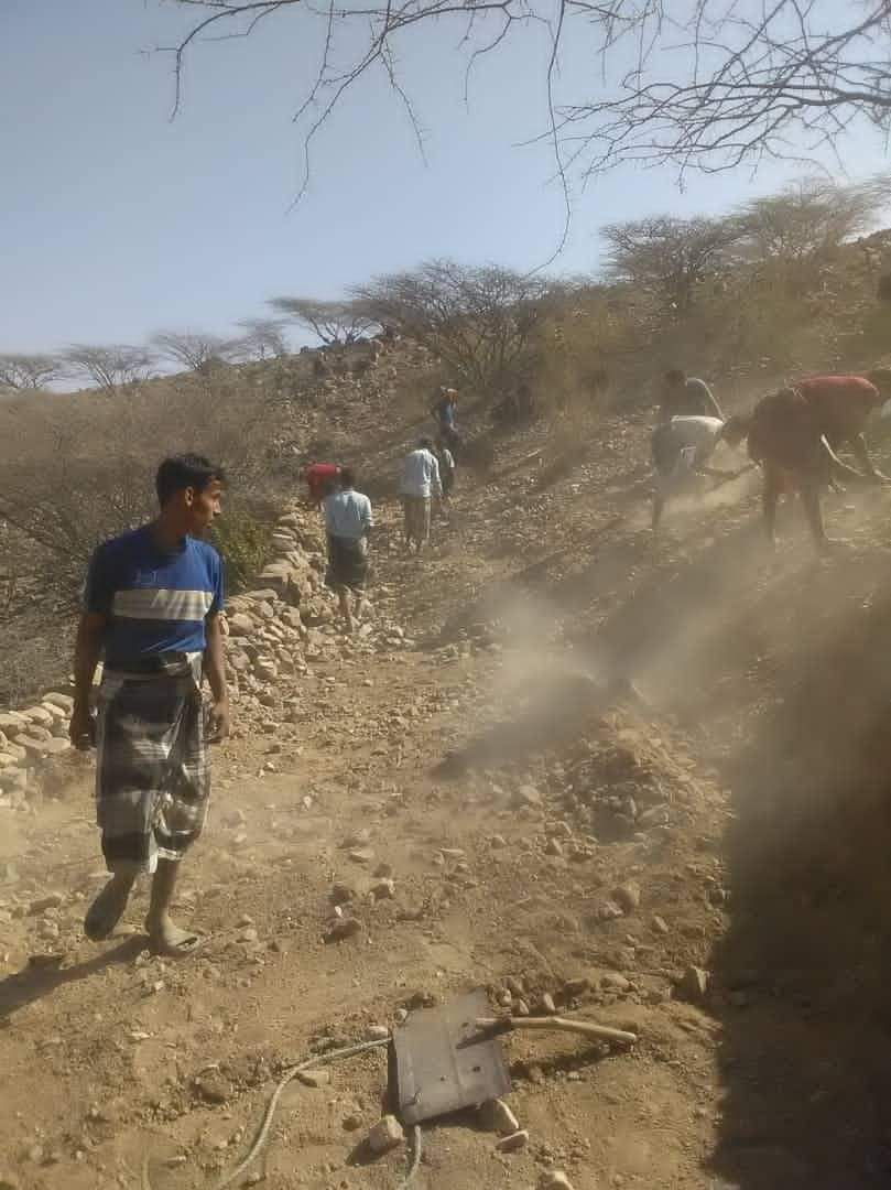 مناشدة لمساعدة أهالي مركز عهامة بالمسيمير في إصلاح الطريق