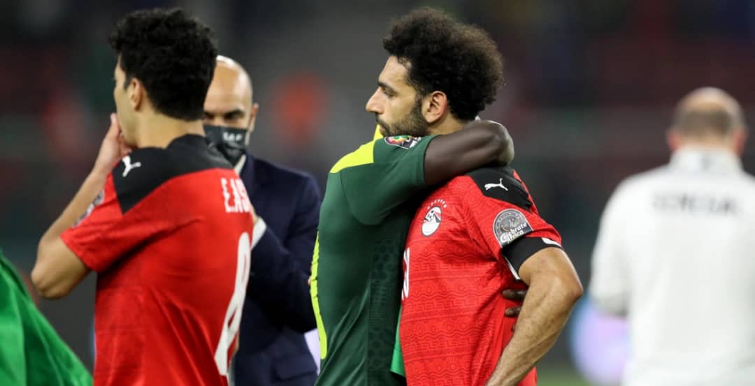 ماني يواسي صلاح .. فيديو يرصد بكاء وتأثر لاعبي منتخب مصر