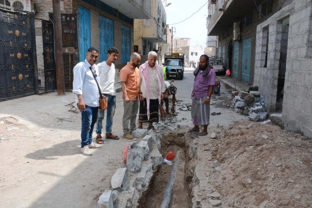 مدير صيرة يطلع على أعمال تركيب خط صرف صحي بحي البوميس بالمديرية