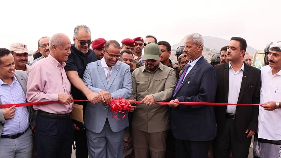 الوزيران الحريزي والزعوري ومحافظ لحج يفتتحون مشاريع طرق بلحج