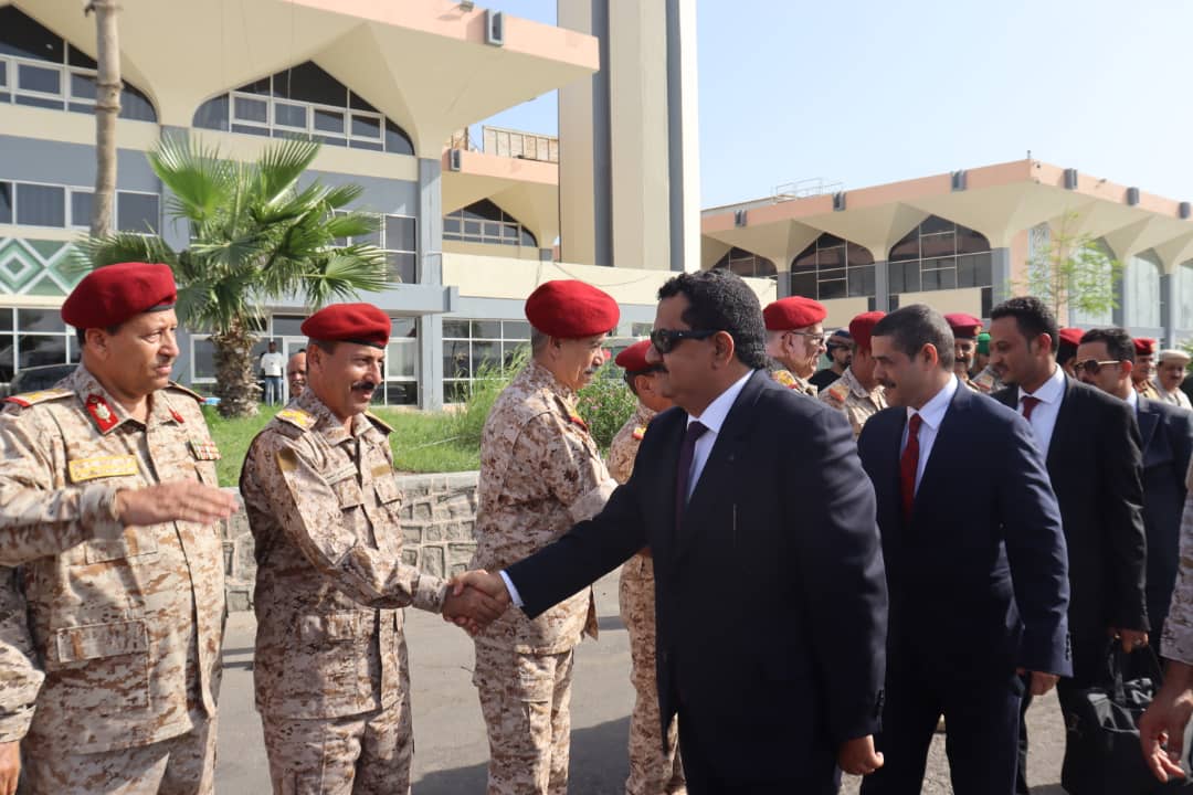 وزير الدفاع يعود إلى عدن بعد زيارة عمل إلى جمهورية مصر 