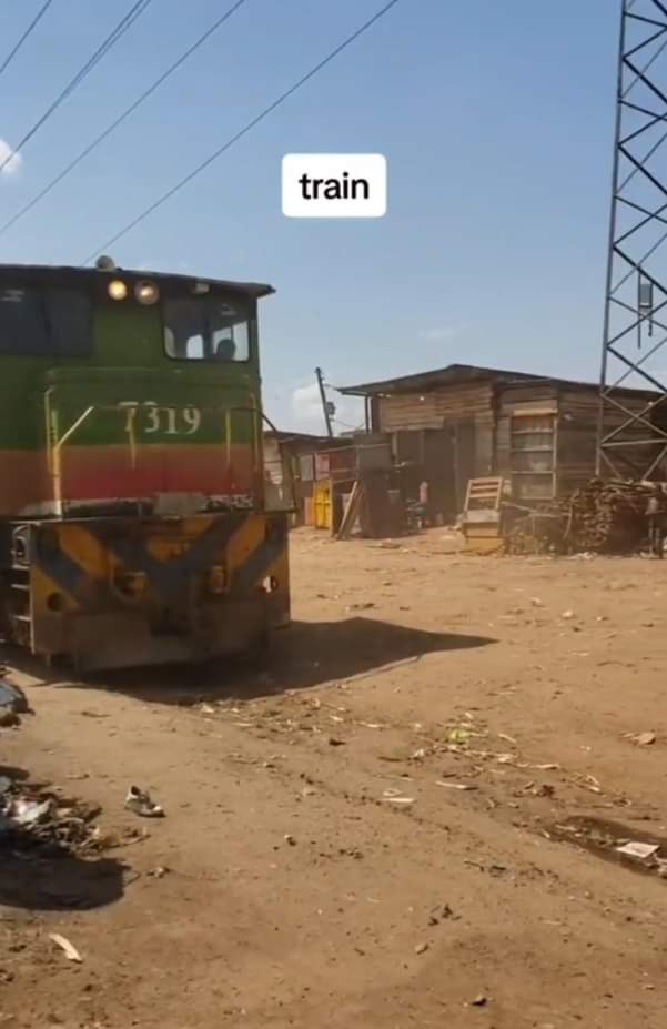 سائق قطار يتفاجئ باختفاء السكة الحديدية أثناء السير!