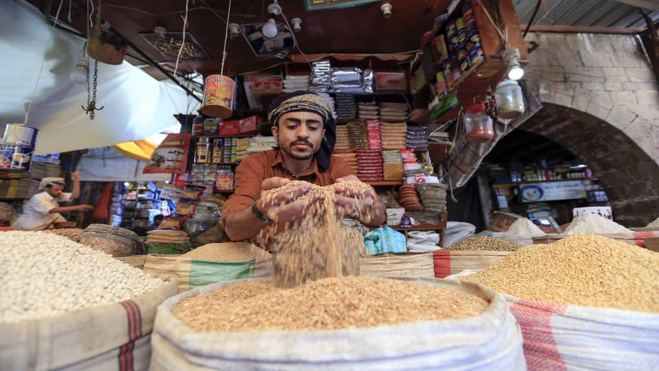 البحث عن التمويل الدولي.. حل يمني للهروب من التضخم الاقتصادي الجديد