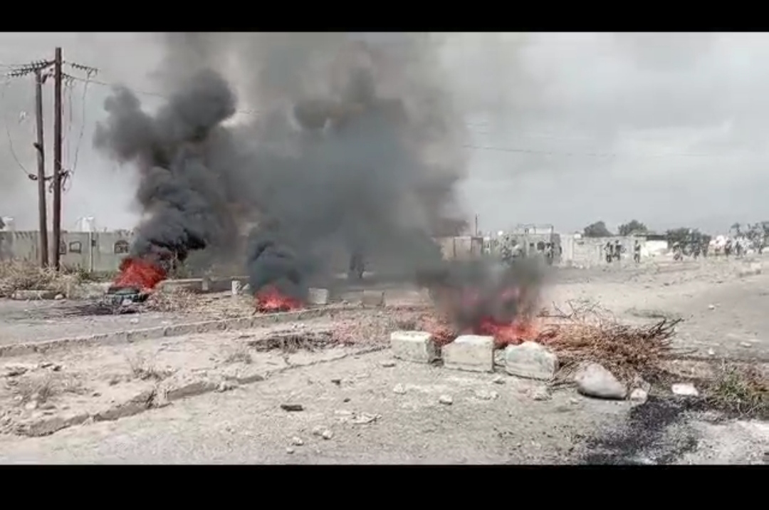 شاهد بالفيديو .. ابناء الخداد بلحج يقطعون الخط العام احتجاجا على مقتل احد ابنائهم من قبل افراد نقطة الحسيني