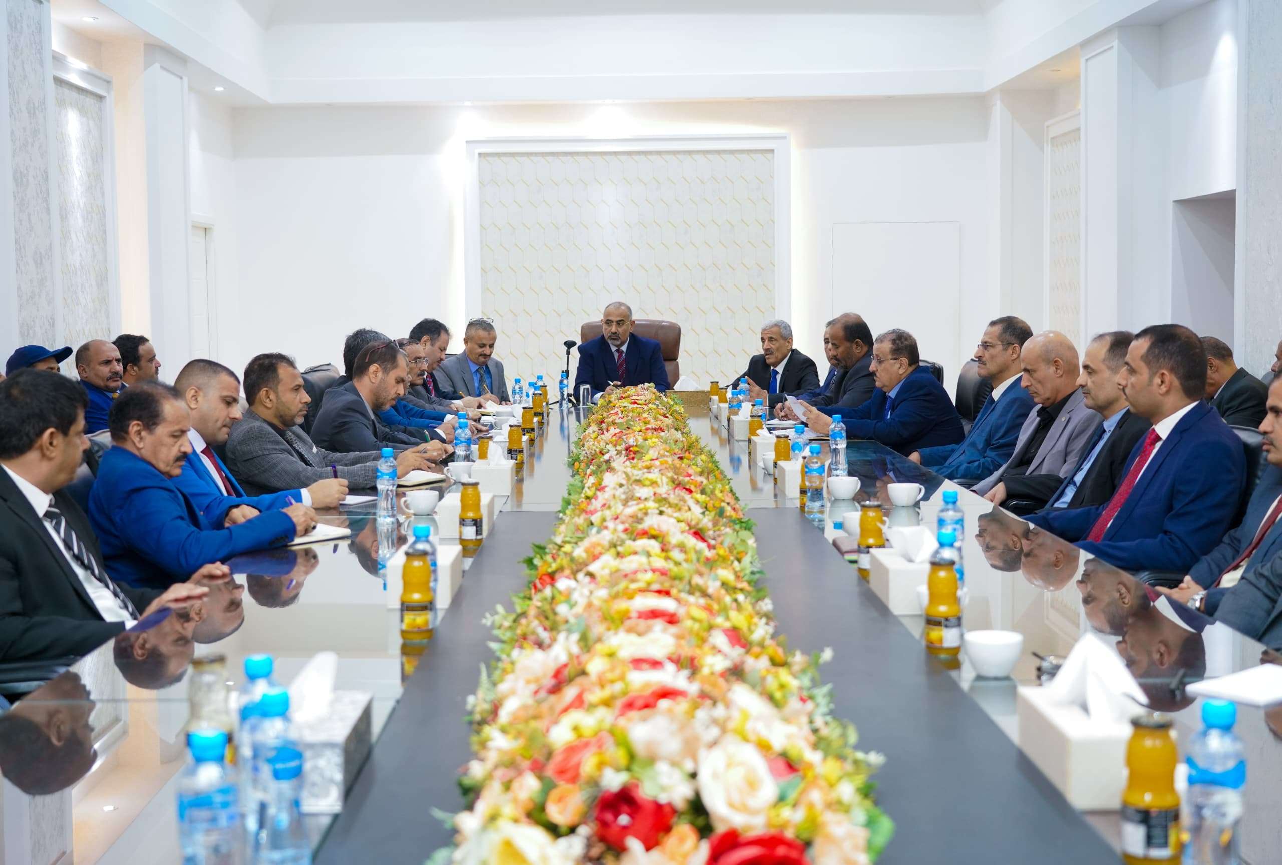 الزُبيدي يلتقي رئيس وأعضاء اللجنة العسكرية والأمنية العُليا