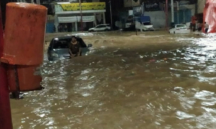 امطار غزيرة وسيول تجتاح شوارع الغيضة .. وتدخل قوات الجيش للإنقاذ