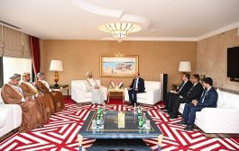 وزير الخارجية يبحث مع نظيره العماني تعزيز العلاقات الثنائية