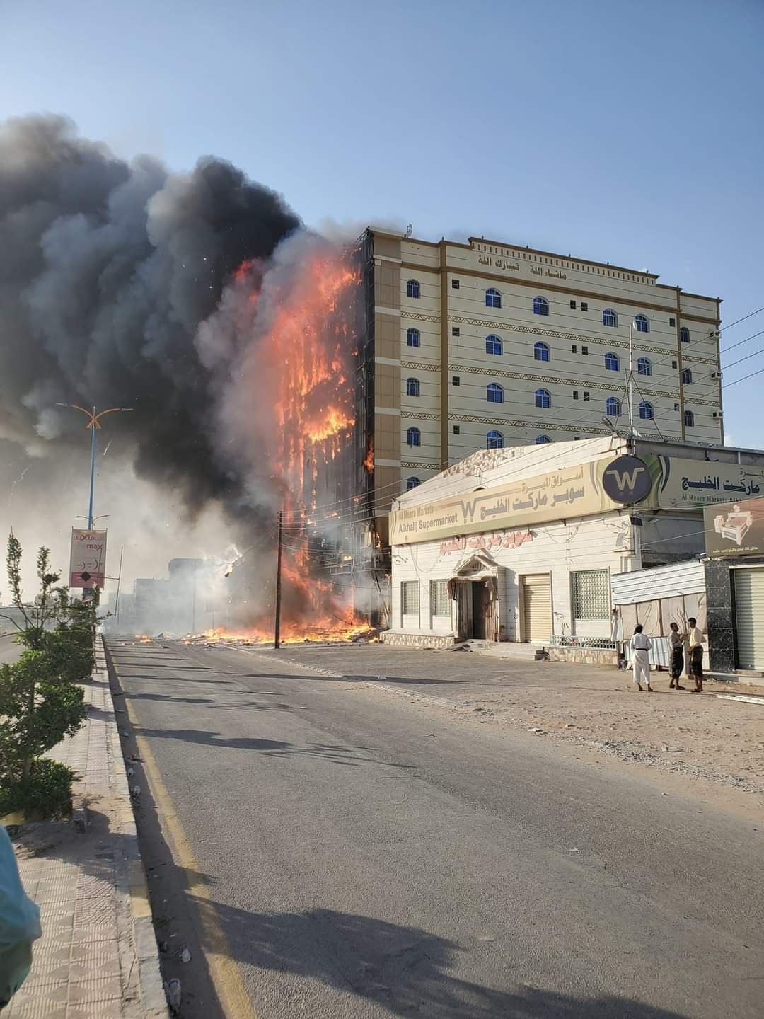 بالفيديو .. اندلاع حريق كبير في عمارة في مدينة عتق شبوة