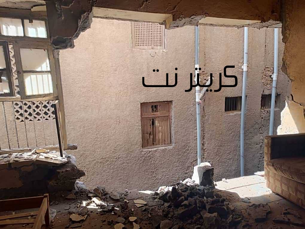 عمارة سكنية بكريتر يسقط أحد جدرانها وخروج سكانها منها 