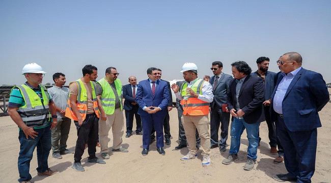 رئيس الوزراء في زيارة ميدانية لمحطة الطاقة الشمسية بعدن