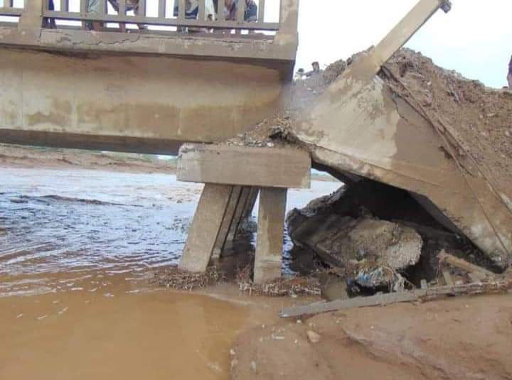 جسر في الحديدة ينهار جراء الأمطار والسيول الكبيرة 