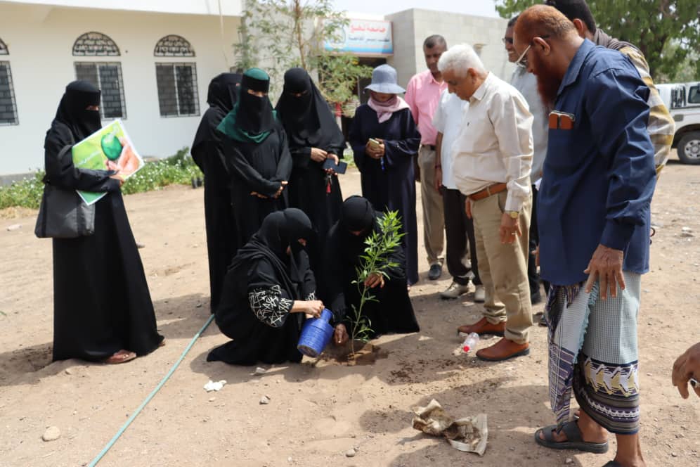 مدير إدارة المرأة بإنتقالي لحج تدشن مبادرة إزرع شجرة عمر وطن مع فضيل والصعو بجامعة لحج