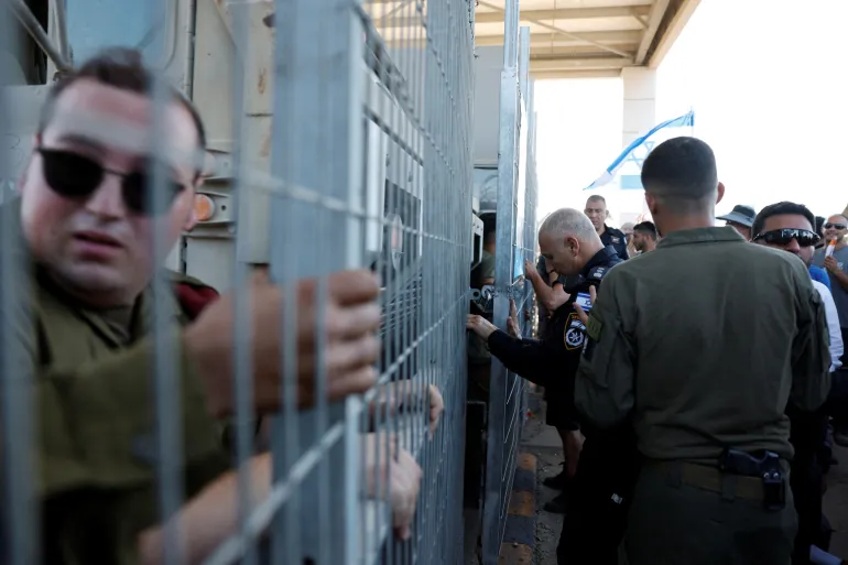 أهلا بكم في جهنم.. تقرير حقوقي إسرائيلي يرصد التنكيل بالأسرى الفلسطينيين