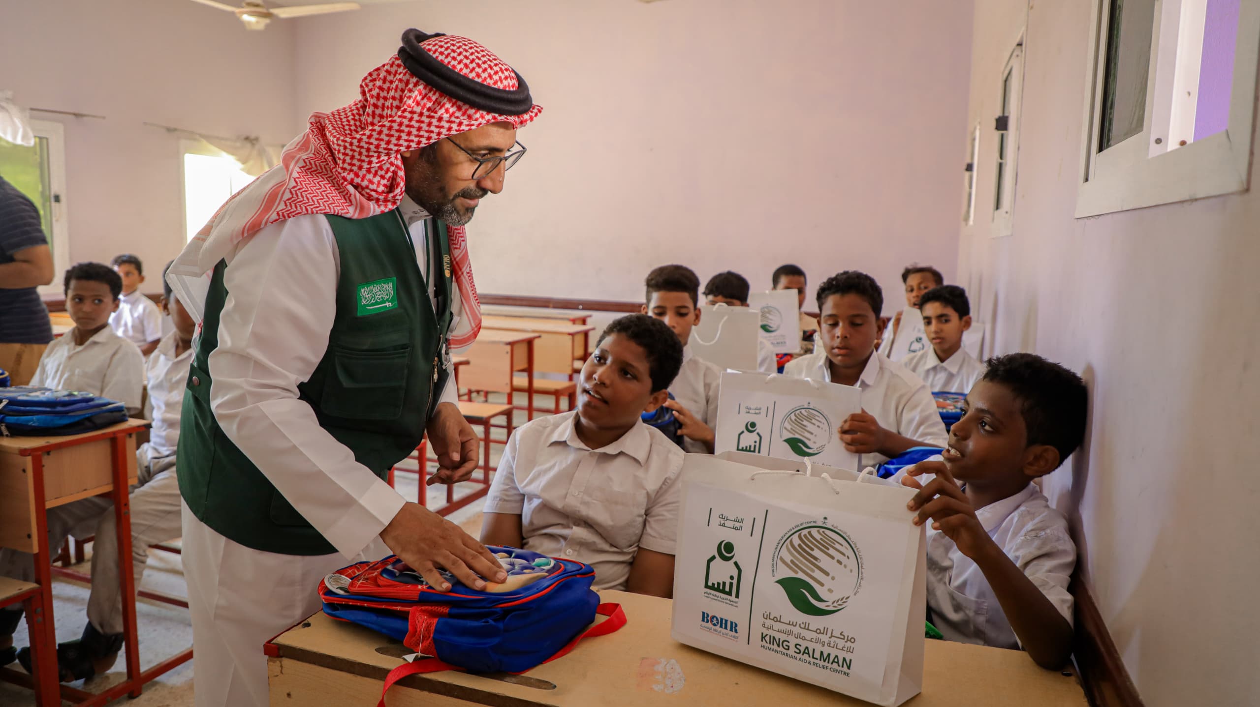 بتمويل مركز سلمان .. تدشين تسليم الحقيبة والزي المدرسي للأيتام في مدينتي الشحر وغيل 